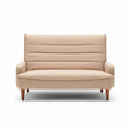 Divano a due posti in tessuto beige con gambe in legno 150 x 80 x 75cm